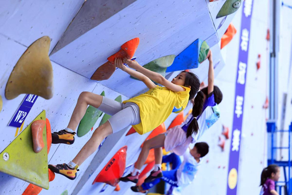 广西青少年攀岩冠军赛在南宁举行(图2)