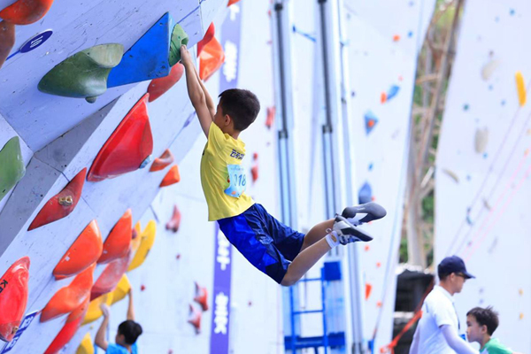 广西青少年攀岩冠军赛在南宁举行(图1)