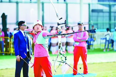 四川成都社区居民体验世运会比赛项目——射箭