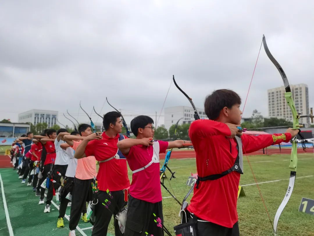 “弓上无箭 心中有箭” 这家俱乐部将射箭课堂“搬”回家