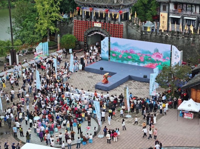 汉服巡游+古风互动 四川遂宁龙凤古镇国庆人气爆棚(图1)
