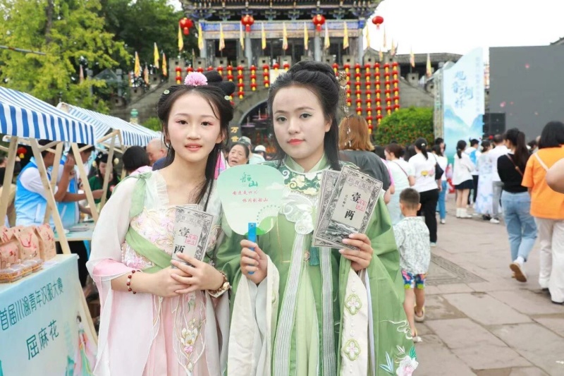 汉服巡游+古风互动 四川遂宁龙凤古镇国庆人气爆棚(图4)