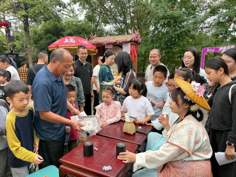 汉服巡游+古风互动 四川遂宁龙凤古镇国庆人气爆棚(图5)