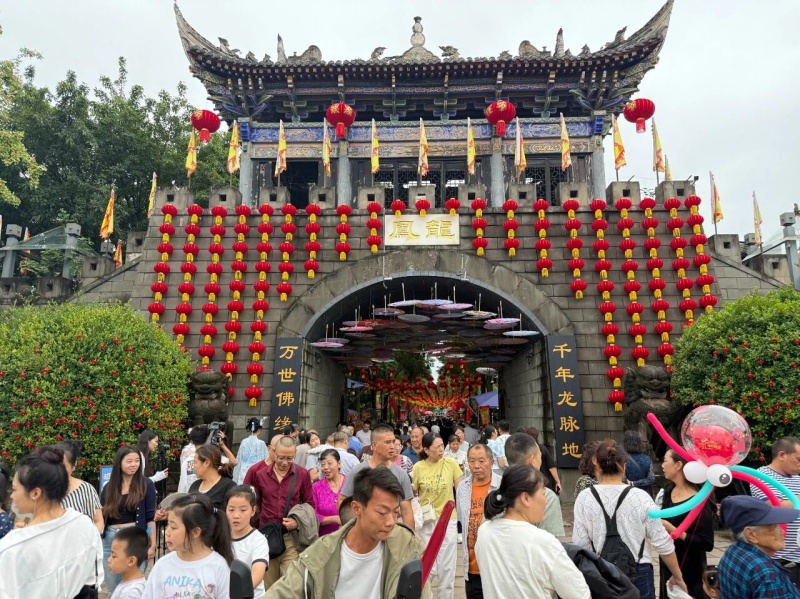 汉服巡游+古风互动 四川遂宁龙凤古镇国庆人气爆棚(图2)