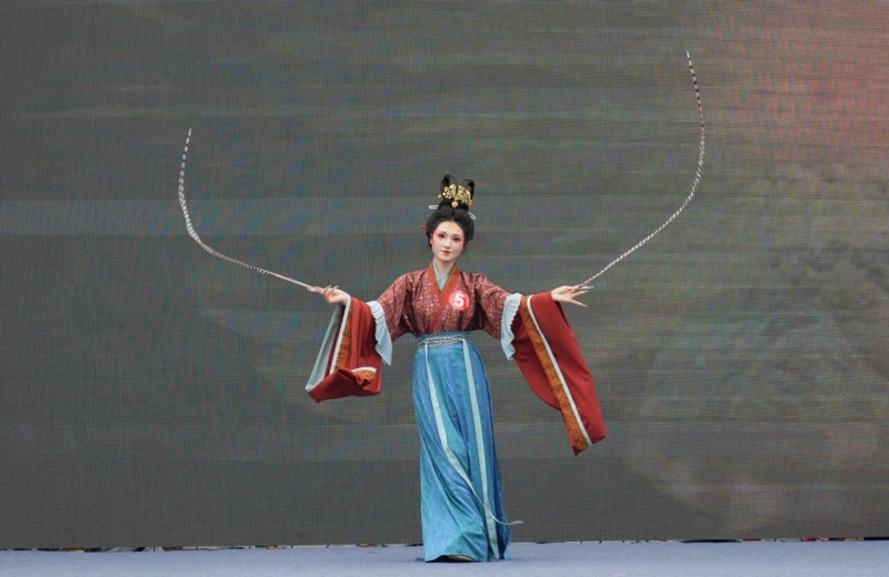 汉服巡游+古风互动 四川遂宁龙凤古镇国庆人气爆棚(图3)