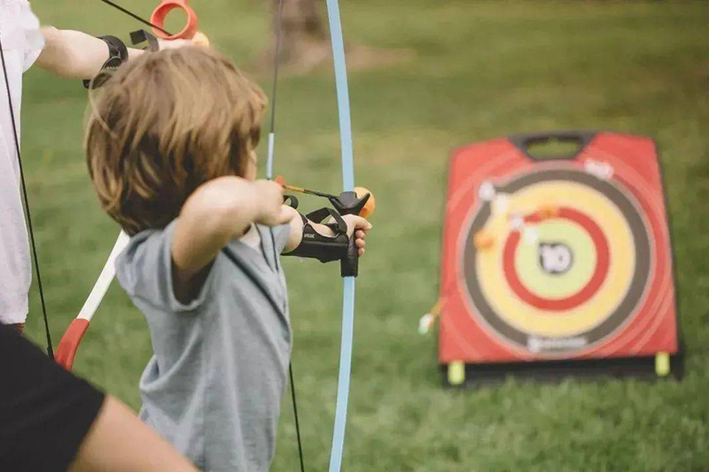儿童弓箭射箭是一项既有趣又有益的运动项目(图2)