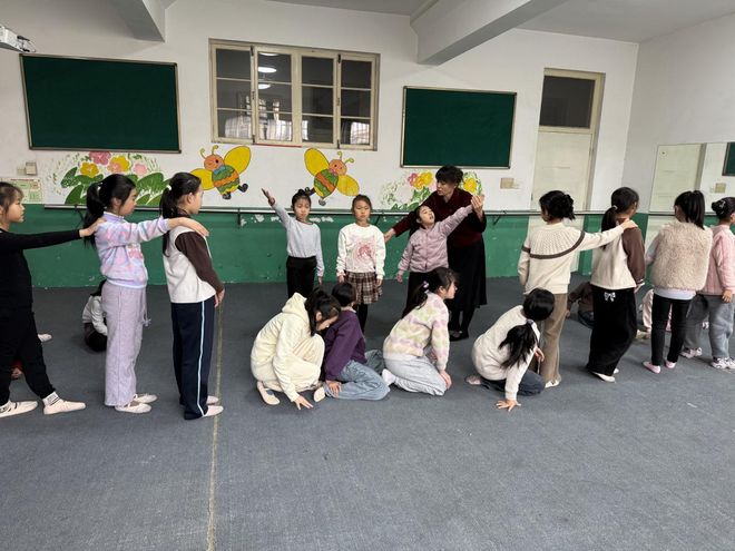 乘“新”而上名师全区“串门上课”学生足不出校打卡名师课堂(图1)