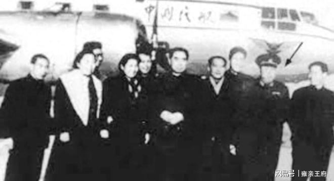 他最早将华国锋推荐给中央授衔当天元帅陪着聊天上将排队敬礼(图1)