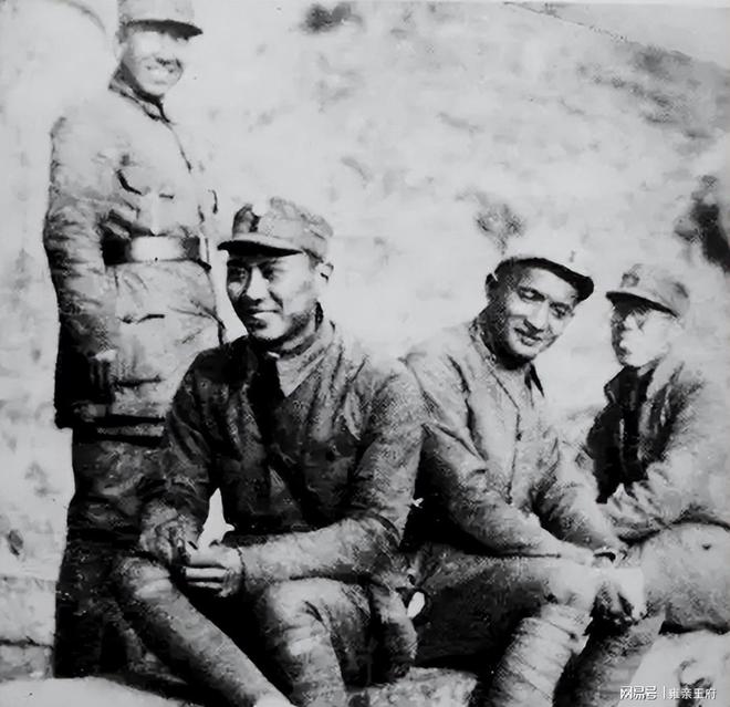 他最早将华国锋推荐给中央授衔当天元帅陪着聊天上将排队敬礼(图3)