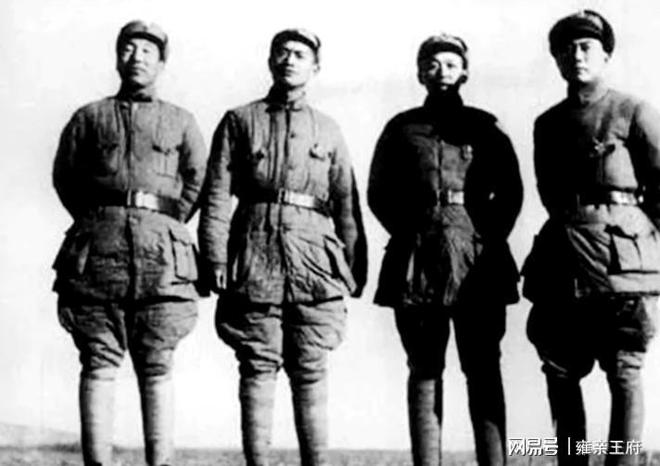 他最早将华国锋推荐给中央授衔当天元帅陪着聊天上将排队敬礼(图4)