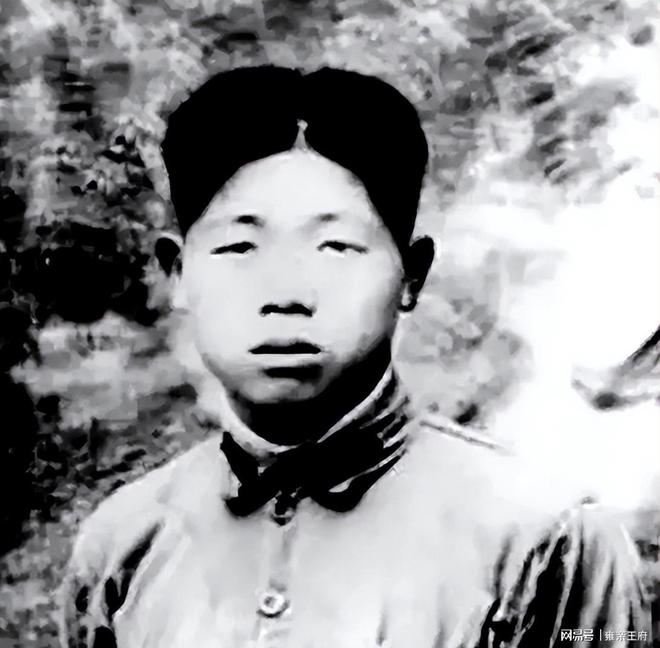 他最早将华国锋推荐给中央授衔当天元帅陪着聊天上将排队敬礼(图2)