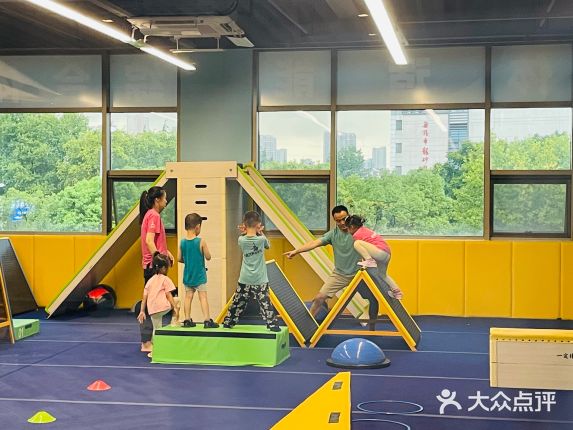 2025年金融大模型招投标活跃：智能体项目均价百万 四大类厂商激战正酣