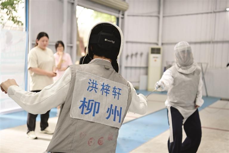 击剑、射箭、动力冲浪板……柳州中小学新兴体育项目玩出花(图2)