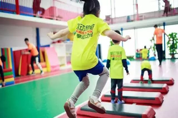 吊杠前行、前空翻、跨障碍山东一幼儿园硬核体能课走红！