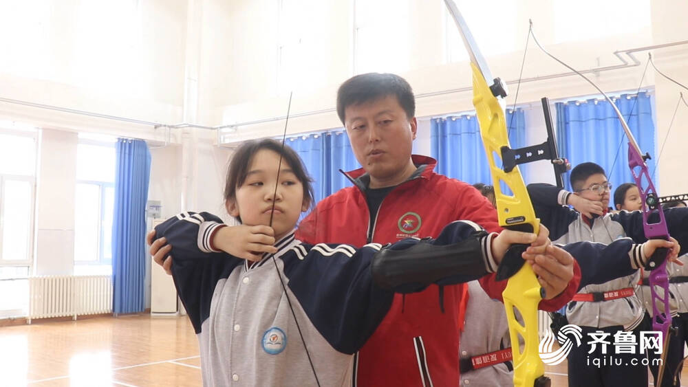 特色体育课进校园 德州市乾赵小学:普及射箭运动 弘扬中华体育精神(图3)