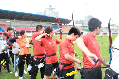 新人教版五至六年级体育下册《水平三五年级校本教材《开弓……射箭》教学课件》公开课教案1docx(图1) 新人教版五至六年级体育下册《水平三五年级校本教材《开弓……射箭》教学课件》公开课教案1docx