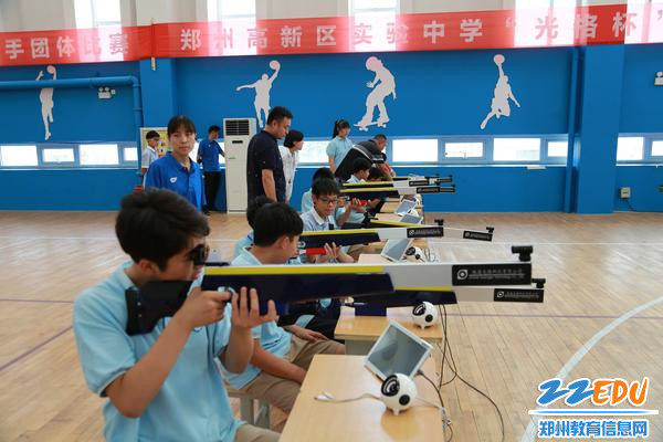 奥运冠军进校园许海峰:希望青少年走进射击运动(图1) 奥运冠军进校园许海峰:希望青少年走进射击运动