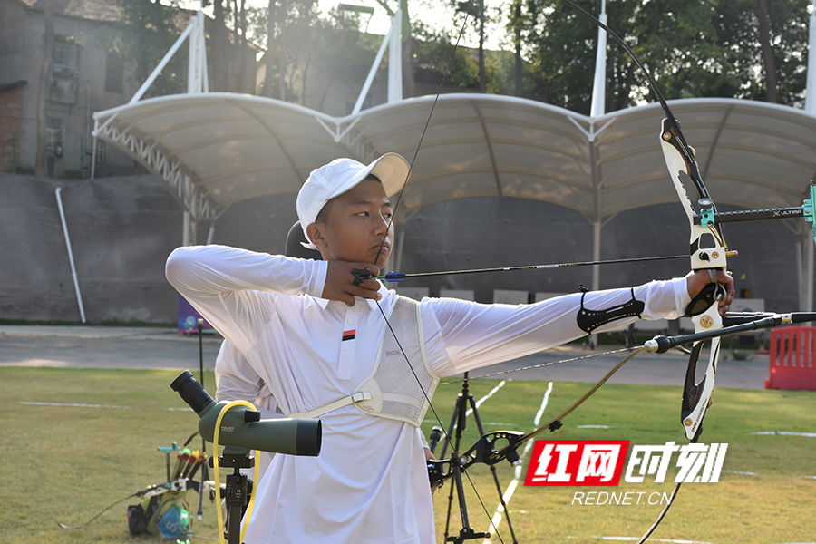 射箭即箭术(Archery)是指借助弓的弹力将箭射出在一定的距离内比赛精准度的体育运动别称射箭运动。最初用于打猎和战争现代最早开始于英国。1956年中国开始将列为比赛项目。(图1) 射箭即箭术(Archery)是指借助弓的弹力将箭射出在一定的距离内比赛精准度的体育运动别称射箭运动。射箭最初用于打猎和战争现代射箭运动最早开始于英国。1956年中国开始将射箭列为比赛项目。