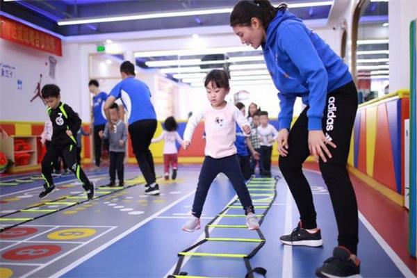 冠军携亲子家庭感受运动魔力!大小孩运动会传递成长力量(图1) 冠军携亲子家庭感受运动魔力!大小孩运动会传递成长力量