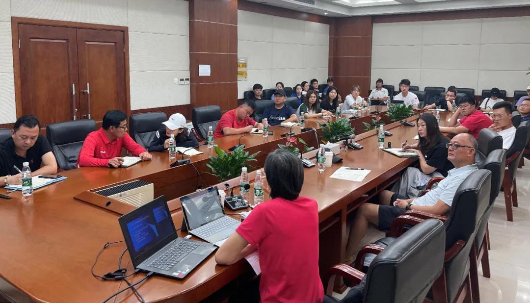 1️⃣戴护臂：将护臂戴在左手小臂内侧。